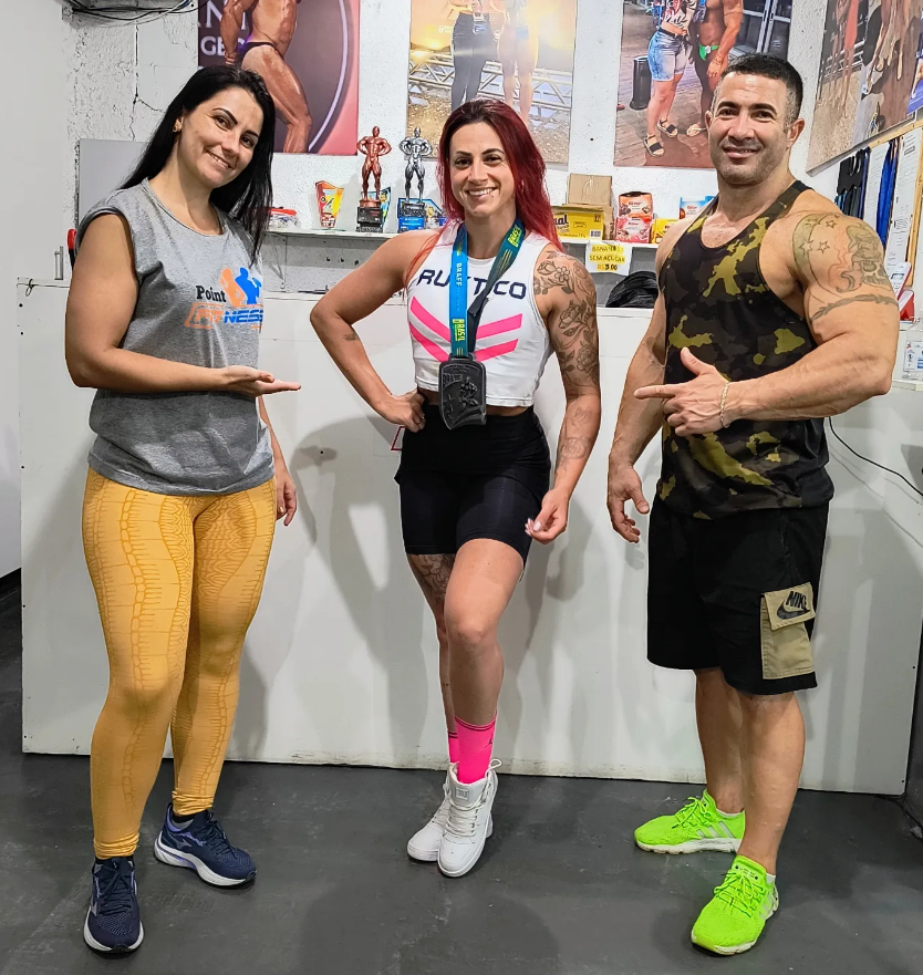 Equipe e alunos da Point Fitness reunidos na academia