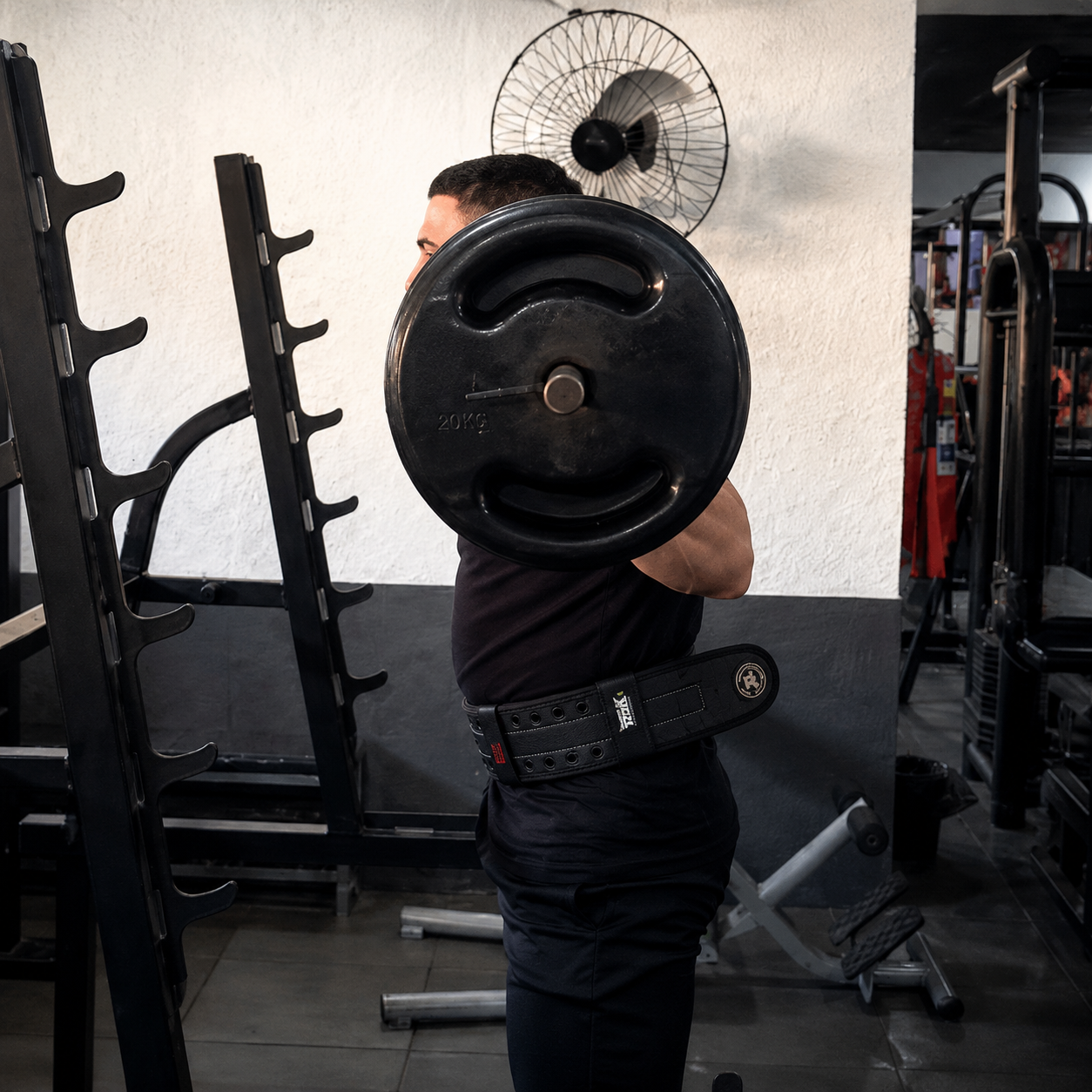 Aluno da Point Fitness treinando pesado