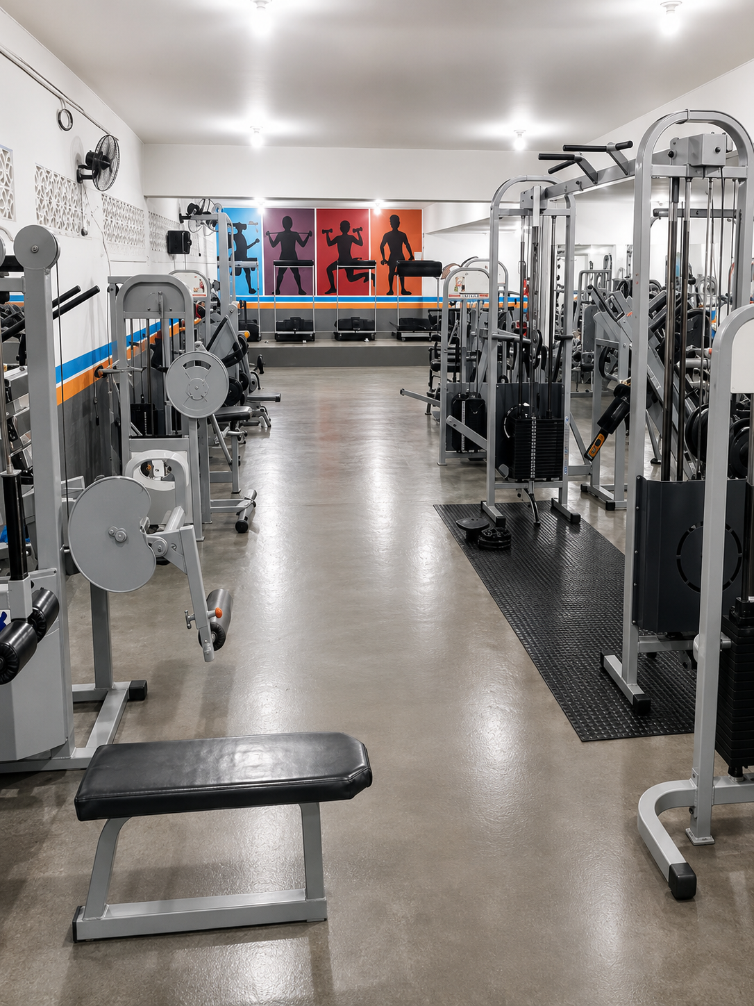 Salão de musculação da Point Fitness com parque de máquinas completo